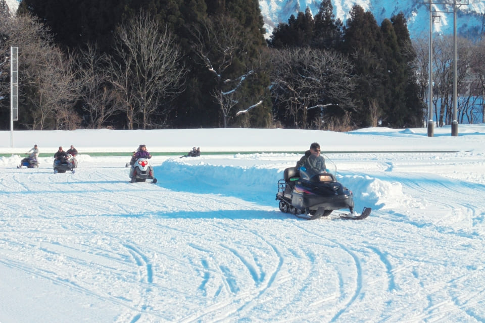 雪上摩托車